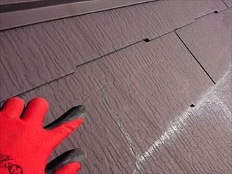 縦にひび割れているスレート