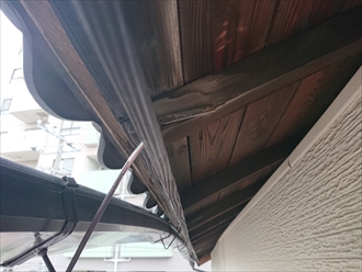 垂木と野地板が見える昔ながらの工法で建てられた木造住宅