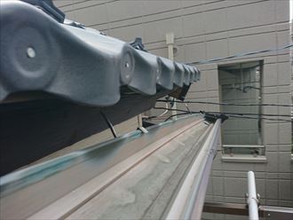 金属屋根の軒先に取り付けてある雨樋の歪み