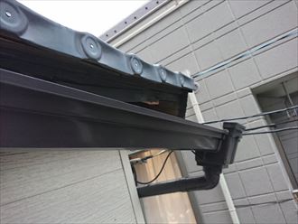 金属屋根の軒先に取り付けてある軒樋の歪み
