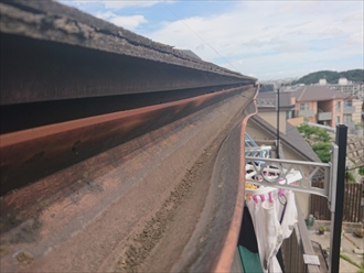 軒先に設置されている雨樋はひしゃげています