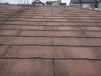 軒から棟を見上げている様子