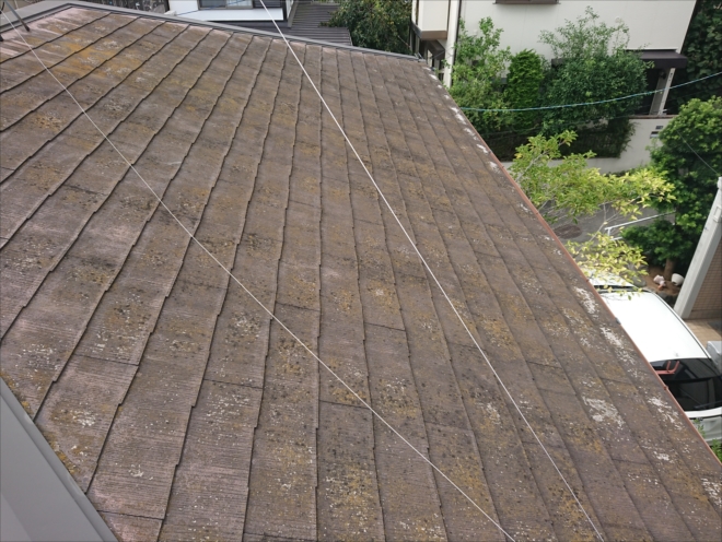 こうなる前に塗装か、もしくは下地が生きているうちに軽量なガルバリウム鋼板で出来ている金属屋根を被せる屋根カバー工事がお勧めです