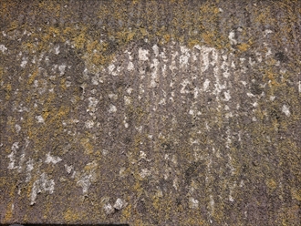 屋根材のコーティングが剥がれてくると化粧スレートを形成しているセメントの素地が出てきてしまいます。こうなる前に通常は塗装工事が必要なのです。