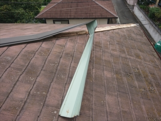 風の影響でめくれ上がった棟板金