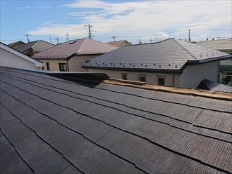 残っている屋根の棟板金が捲れ上がっている