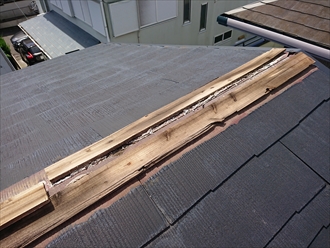 貫板が経年により板金が動いてできた隙間からの雨水を吸い込んでおり、黒く変色して腐食しています