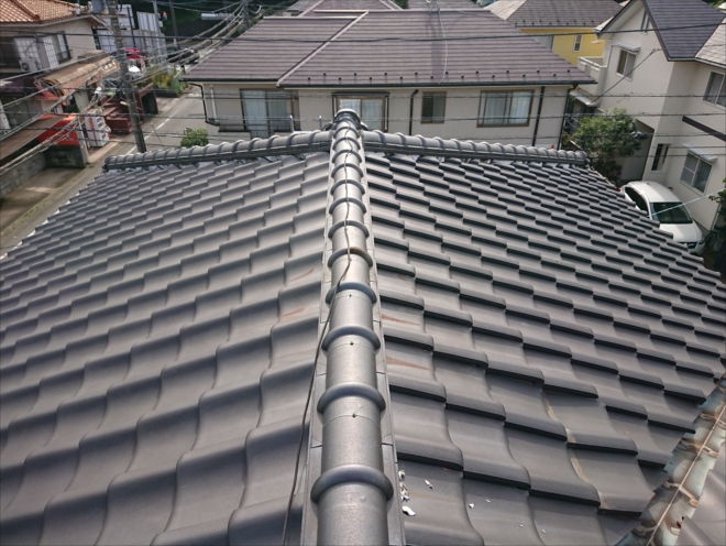 銀黒で葺かれた綺麗な日本家屋の屋根