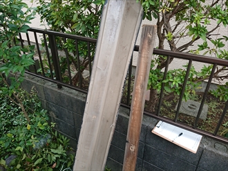 台風の翌日庭に落ちていた板金と貫板