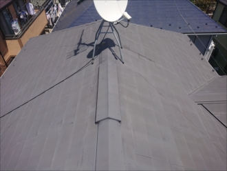 グレーに塗られた屋根の様子