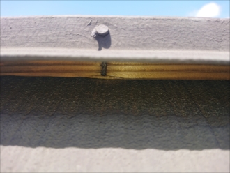 内部にある貫板から釘が完全に抜けてしまっており、ハンマーで打ち込んでも戻ってきてしまい固定力は皆無です