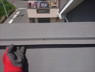 藤沢市高倉にて近隣で工事しているという業者に指摘された棟板金の様子