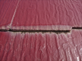 塗装時に縁切りがされていなく、端部が裏側に回った雨水を排出できずに吸い込んで変色している様子