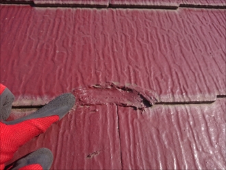 棟板金よりも屋根材自体の異変に気付きました。使われていた屋根材はコロニアルNEO。塗装が無駄になってしまう屋根材です。