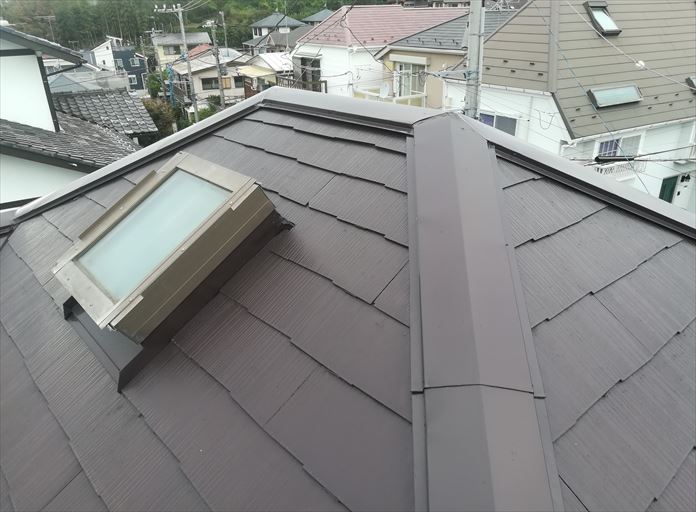 塗装されたばかりのスレート屋根の棟板金が飛ばされる