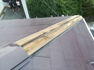 軒先側の棟板金が落下したことが判明