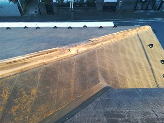 貫板が傷んでいると棟板金も外れやすい