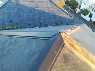 棟板金が落下してしまった