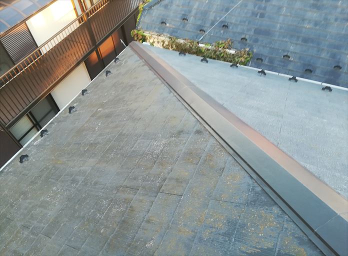 スレート屋根の棟板金は風の影響を受けやすい