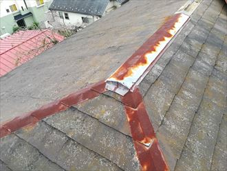 そもそも湯姉の棟板金が錆びている