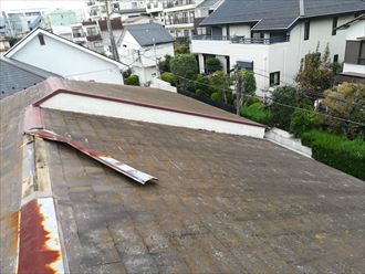 屋根の棟板金に関わらずスレートい屋根全体が傷んでいる