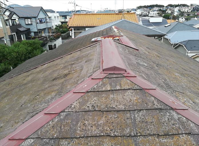 棟板金だけでなくスレート屋根全体が傷んでおりました