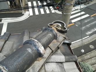 鬼瓦は銅線で吊ってあります