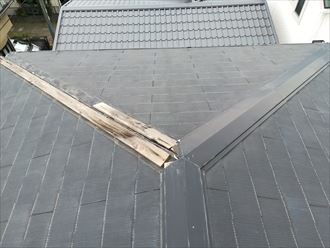 棟から軒先丸ごと１本飛んでしまった屋根の棟板金