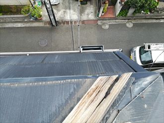 棟板金の内部にある貫板が傷んでいる