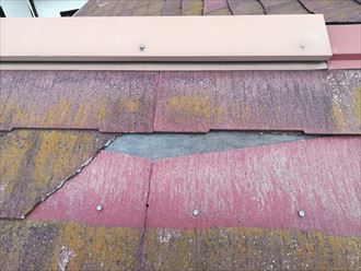 大きく割れたスレートから見える防水紙