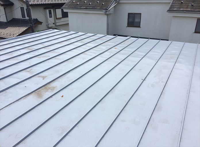 増築された板金屋根