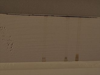 天窓の枠の隙間に雨漏りの形跡