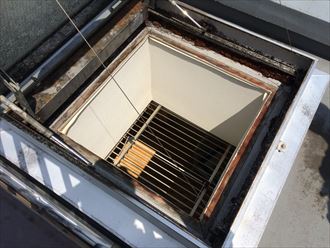 建物外部からドーム型トップライトの雨漏り点検