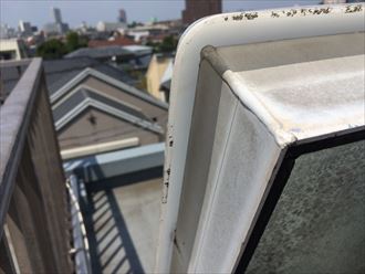 ドーム型トップライトは元々隙間があります