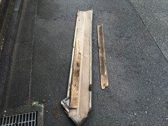 飛ばされてしまった屋根の棟板金の裏側には貫板もありました