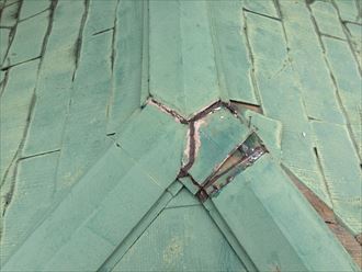 根元から外れてる屋根の棟板金