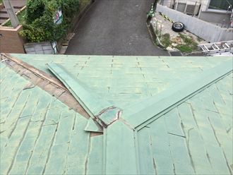 左側の棟板金に不具合