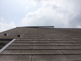 片流れの棟板金が浮いているように見える