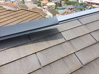 片流れの棟板金が今に飛散しそう