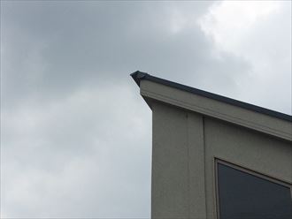 片流れ屋根の棟板金が捲れていいるようだ