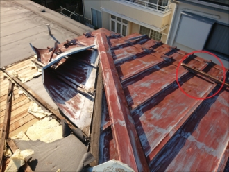 屋根材や棟板金などがめくれてしまい、下地が丸見えの状態