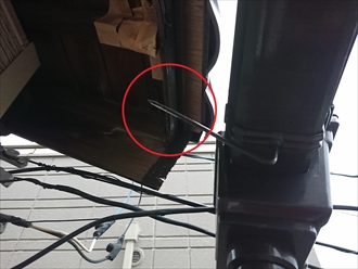 茅ヶ崎市松林にて雨水を吸い込みすぎた影響で破風板が腐食し雨樋が固定できなくなっていました