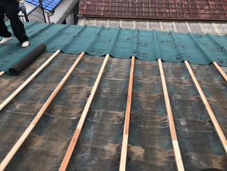 鎌倉市高野　セキスイかわらUの屋根の葺き替え工事　防水紙設置