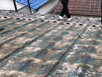 鎌倉市高野　セキスイかわらUの屋根の葺き替え工事　屋根材撤去
