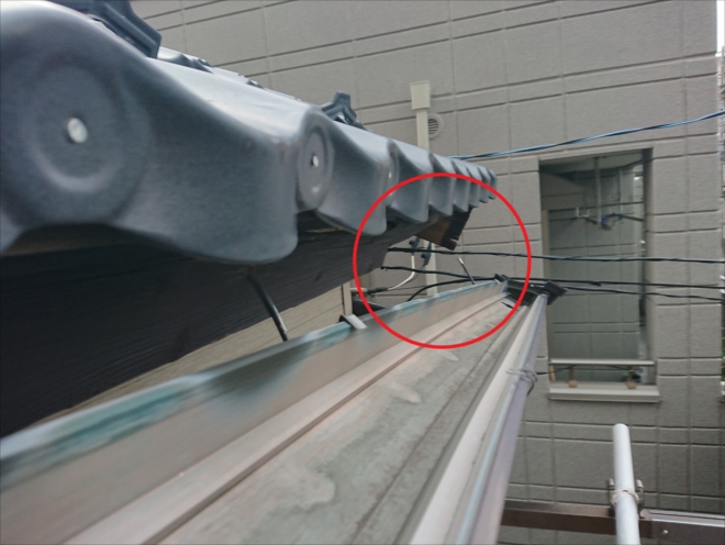 破風板が腐食した影響で雨樋がはずれています