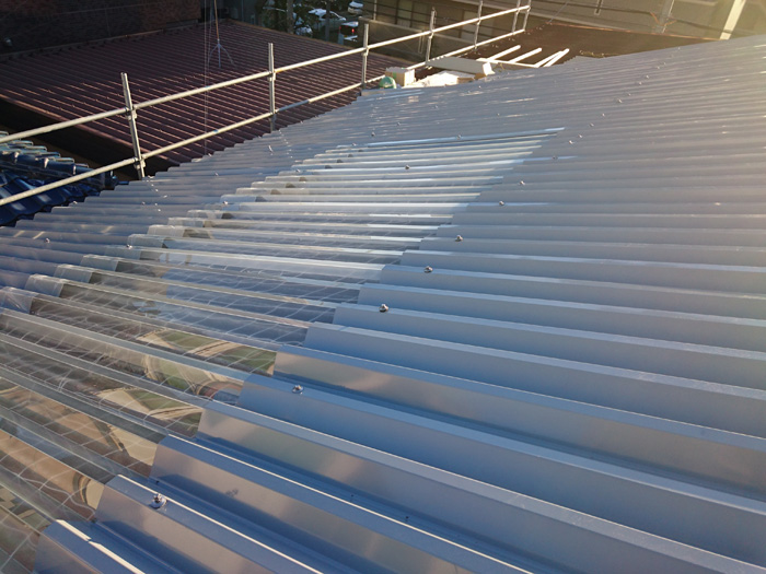 横須賀市武の工場の波型スレートが割れているため屋根カバー工法（折板屋根）で改善しました