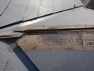 藤沢市遠藤にて台風で飛散してしまった棟板金、貫板が腐食していると被害に遭いやすいので注意しましょう