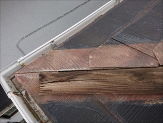 鎌倉市梶原では台風被害により棟板金が飛散、軒先で留まってくれており二次被害が出ずに済みました