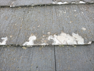 藤沢市湘南台にて過去に雨漏りした事がある屋根にはパミールが使われており表層剥離が多く再度の雨漏りが心配な状態でした