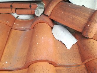 大和市西鶴間で洋瓦の屋根を点検、丸瓦を使用した棟の漆喰が剥がれてました